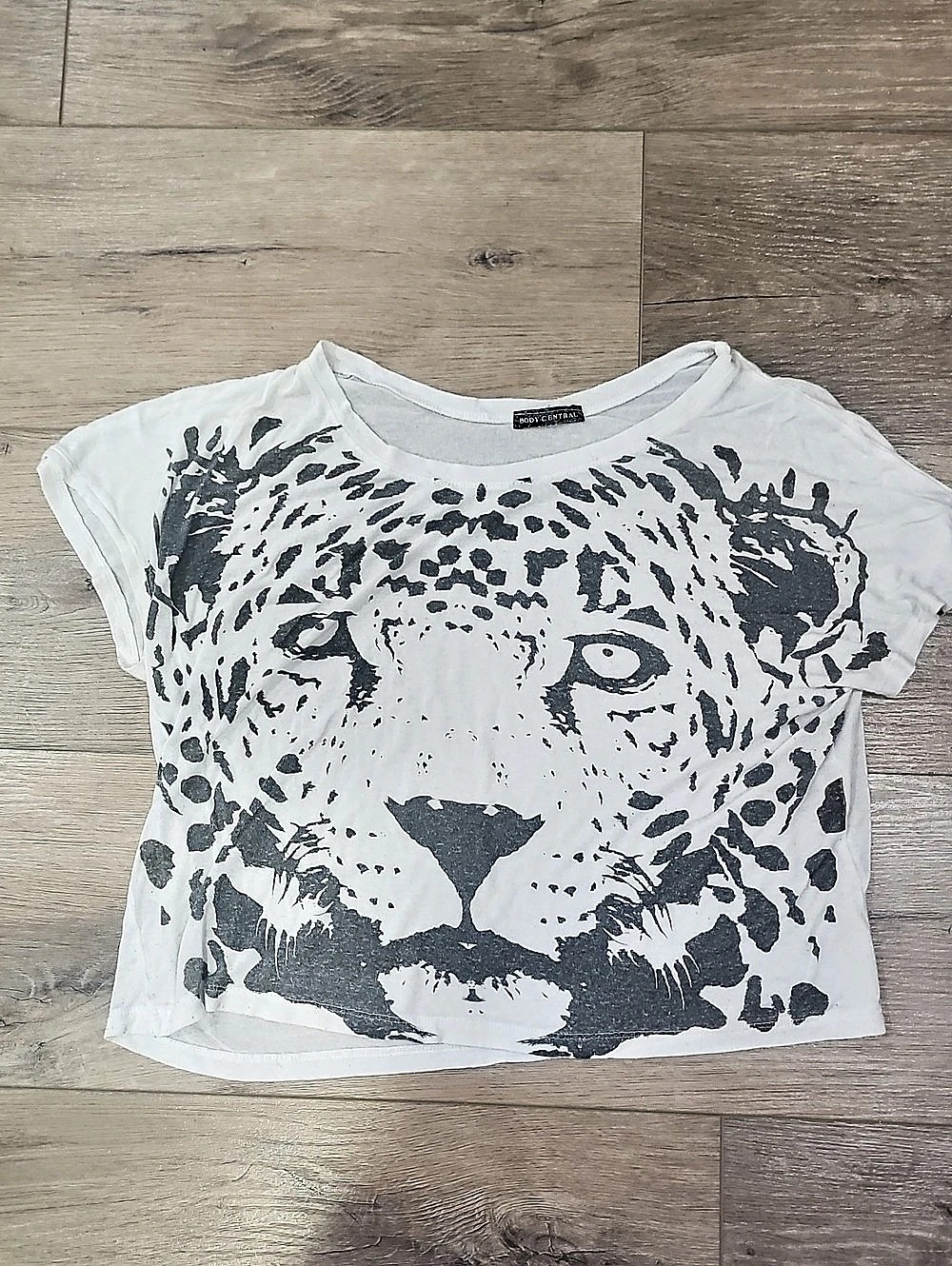 BODY CENTRAL Tiger Graphic Cropped Tee in White & Gray